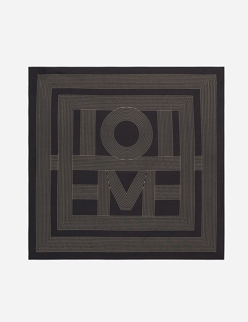 토템 모노그램 로고 프린트 실크 스퀘어 스카프(블랙)