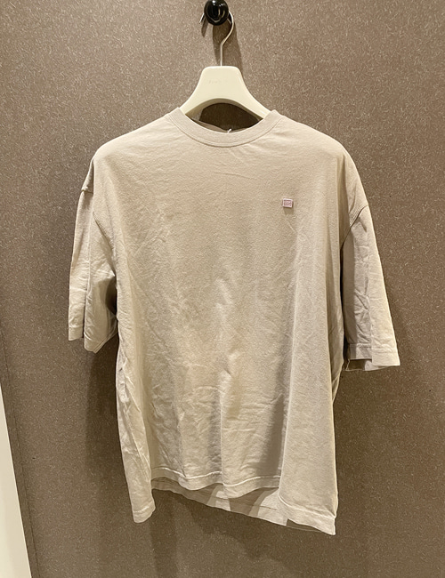 [한정수량세일] 아크네 페이스 패치 크루넥 티셔츠(머쉬룸베이지/남녀공용)