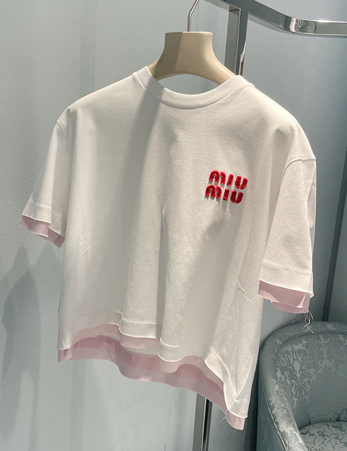 미우미우 엠브로이더 로고 로우컷 크롭 티셔츠 (화이트&amp;오팔)