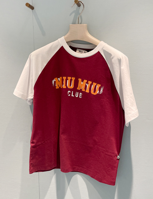미우미우 투톤 더블 클럽 로고 티셔츠(버건디)