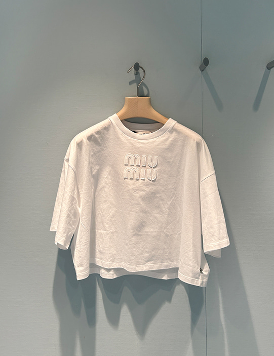 미우미우 엠브로이더 로고 크롭 티셔츠 (화이트)